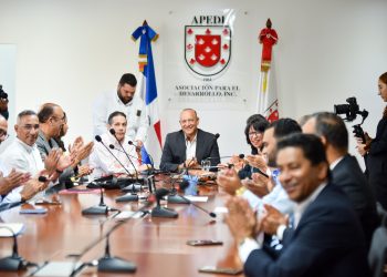 Ulises presenta sus propuestas de gobierno municipal al empresariado de Santiago