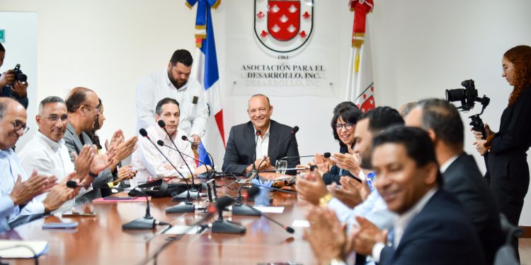 Ulises presenta sus propuestas de gobierno municipal al empresariado de Santiago