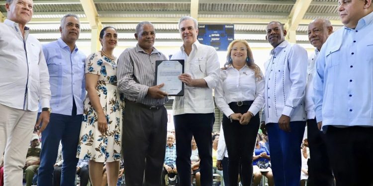 Presidente entrega 800 títulos en Azua; inaugura un liceo en Peravia