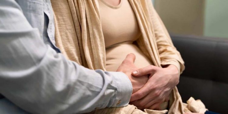 Adolescentes embarazadas suelen emparejarse con hombres de hasta 34 años