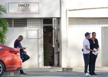 Cadáveres de jóvenes asesinados el miércoles en el ensanche Isabelita permanecen en el Inacif