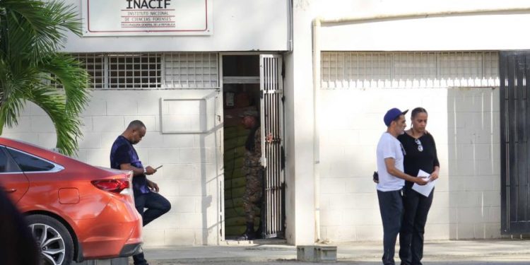 Cadáveres de jóvenes asesinados el miércoles en el ensanche Isabelita permanecen en el Inacif