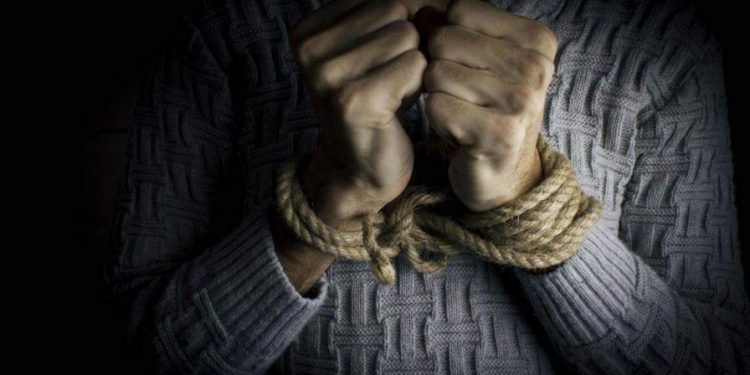 Joven confiesa participación en muerte de una mujer tras ser colgado a un árbol por comunitarios