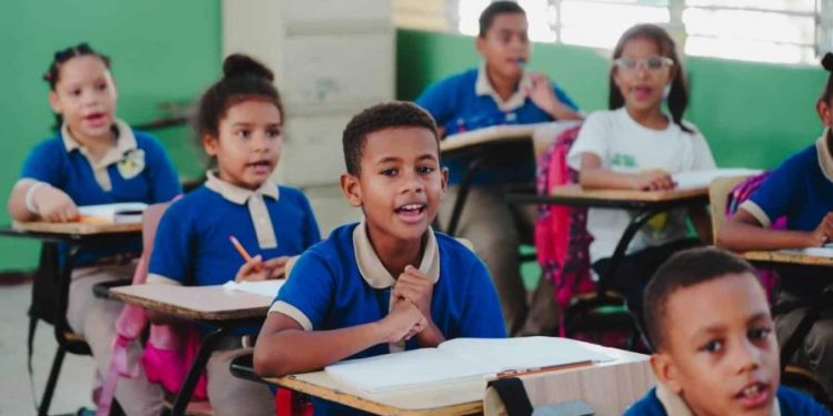 El Minerd anuncia seguro de vida para estudiantes de escuelas públicas