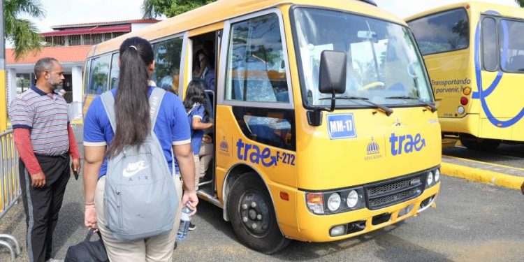 Estudiantes de Santo Domingo Oeste también tendrán acceso a autobuses escolares