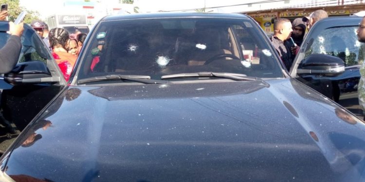 Nagua: Acribillan tres personas que se desplazaban en una yipeta