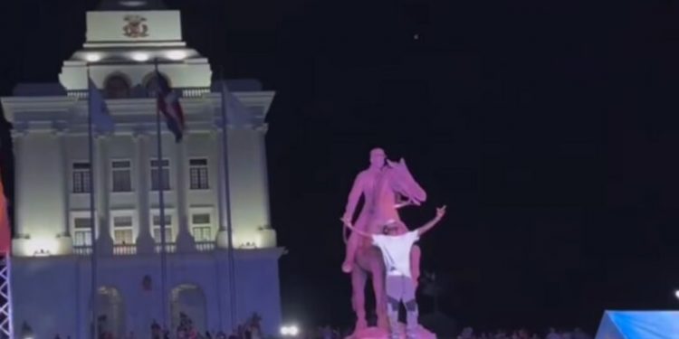 Indignación por imagen hombre en estatua de Luperón durante el carnaval de Santiago