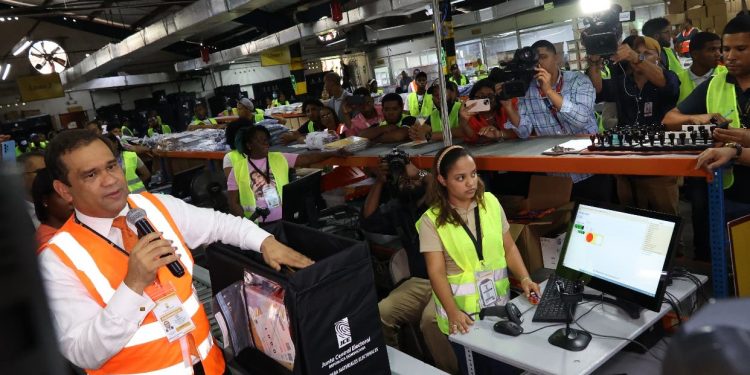 La JCE inicia empacado de 16,851 kits electorales