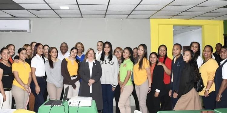 Minerd estimula a estudiantes a aprender habilidades y técnicas de liderazgo
