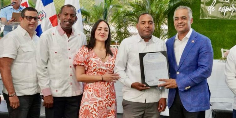 Gobierno entrega 408 títulos de propiedad en La Ciénaga