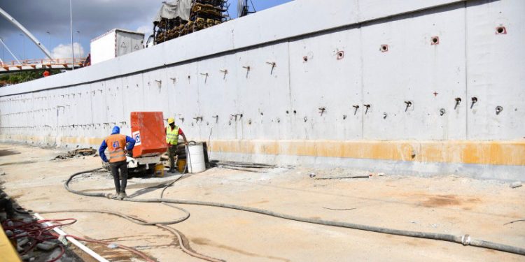 Intrant restringe el tránsito en paso a desnivel de la 27 de Febrero con Máximo Gómez en la noche