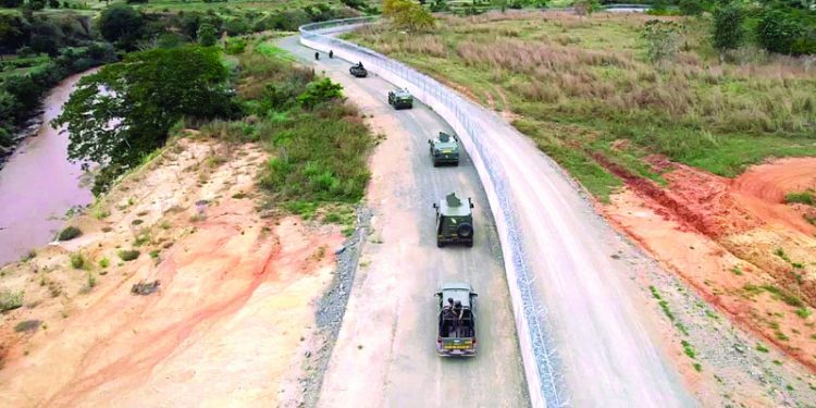 Convoy del Ejército recorre la frontera en prevención incidentes en Haití
