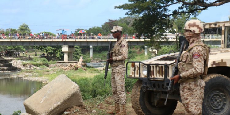Soldados de las fuerzas del Cesfront en alerta en la frontera por Dajabón