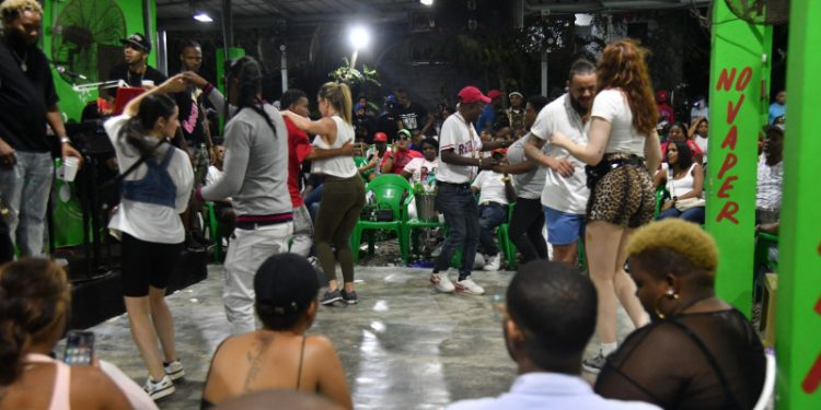 Los Carrandales de la bachata: dominicanos y extranjeros van en masa a bailar