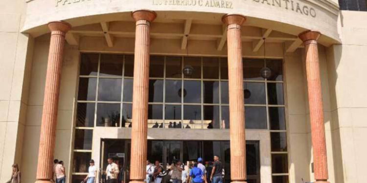 Coerción por compra cédulas en Santiago