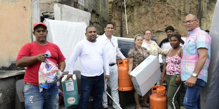 Gobernadora asiste a 4 familias que perdieron sus hogares por un incendio en la Herradura de Santiago.