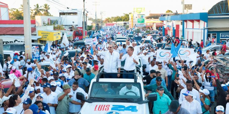 Abinader recorre varias comunidades de Sanchez Ramirez en apoyo de los candidatos del PRM