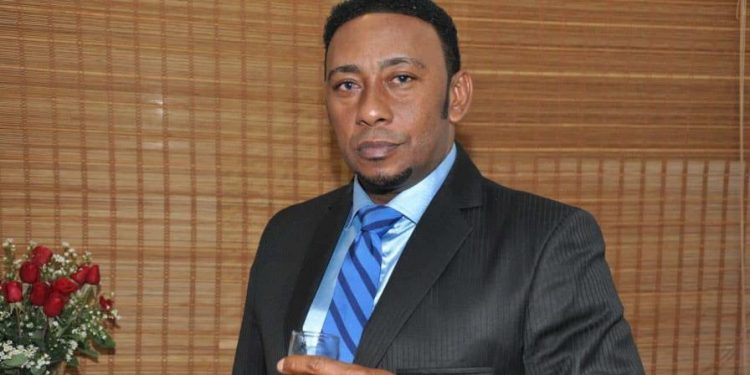 Anthony Santos se presenta ante tribunal que emitió orden de arresto en su contra