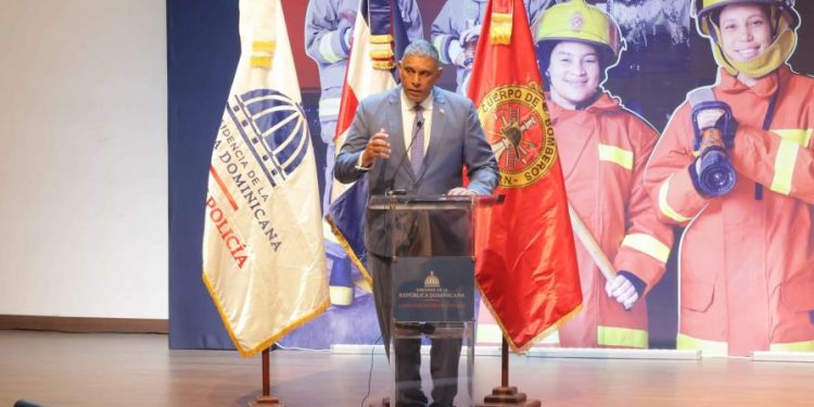 Interior y Policía anuncia aumento salarial a bomberos, seguro de salud y descuentos en compras