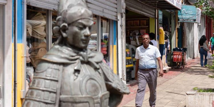 Haitianos y chinos son los extranjeros en la Seguridad Social con el salario promedio más bajo