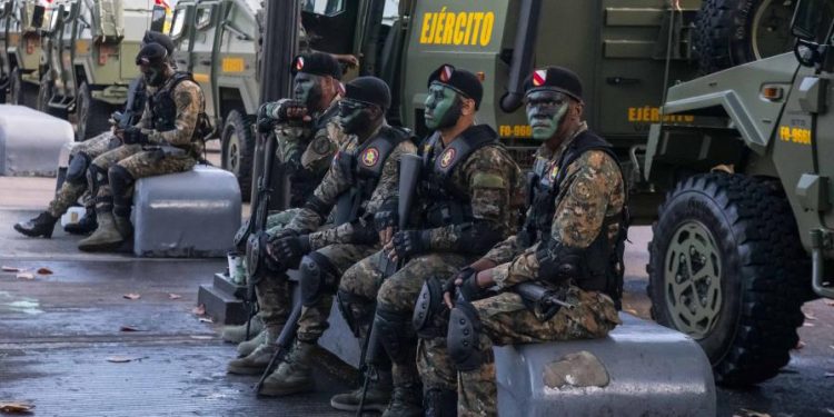 Decreto | Abinader asciende a cuatro a mayores generales y a 15 a generales de brigadas