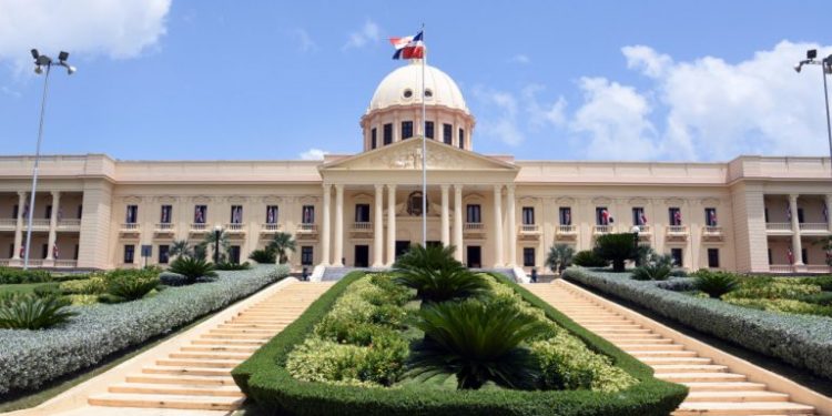 Ciudadano embiste la puerta de entrada al Palacio Nacional, según vocero de la Presidencia