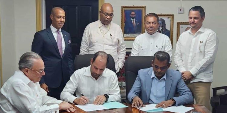 Grupo Puntacana firma acuerdo para construir y operar terminal de aeropuerto de Guyana