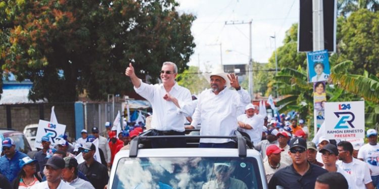 Abinader encabeza caravana en Dajabón y Mao en apoyo a candidatos municipales