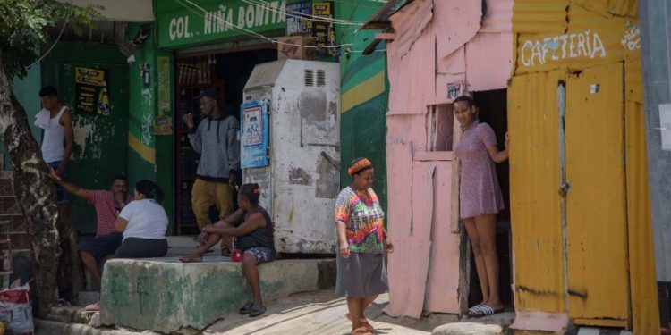 La pobreza monetaria disminuye 4.7 puntos porcentuales en 2023, reporta el gobierno