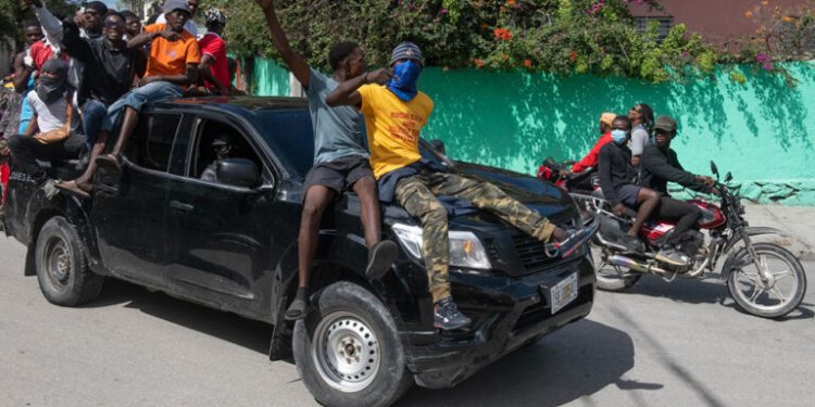 Henry no hace caso a llamados a dimitir en Haití