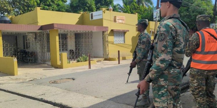 Militares y policías redoblan seguridad en JCE de Dajabón por posibles manifestaciones