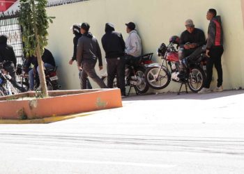 Tensa situación se vive en el Colegio de Abogados; hombres vestidos de negro siembran terror