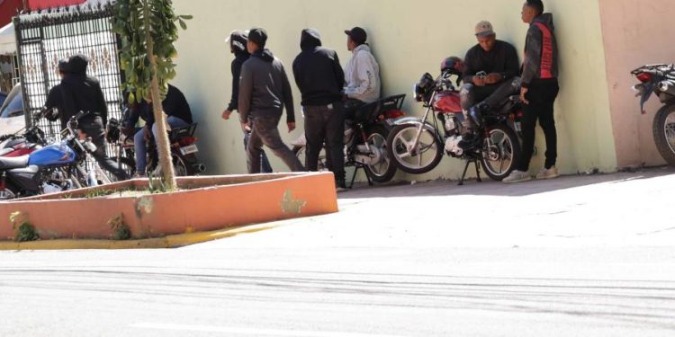 Tensa situación se vive en el Colegio de Abogados; hombres vestidos de negro siembran terror