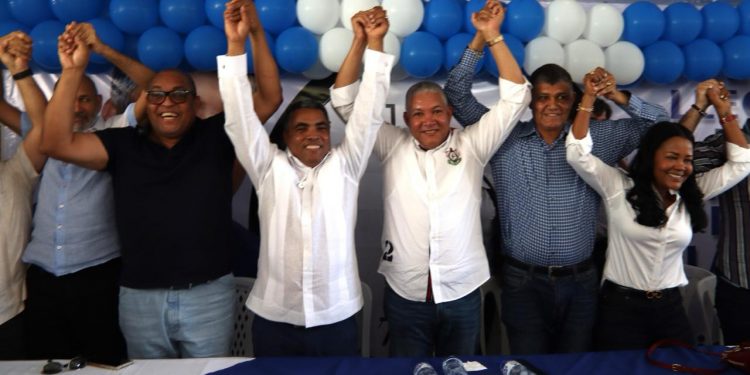 Vinicio Aquino y dirigentes PRD en SDO pasan a respaldar a Abinader