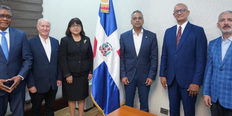 Joel Santos juramenta comisión para evaluar sistema protección niñez