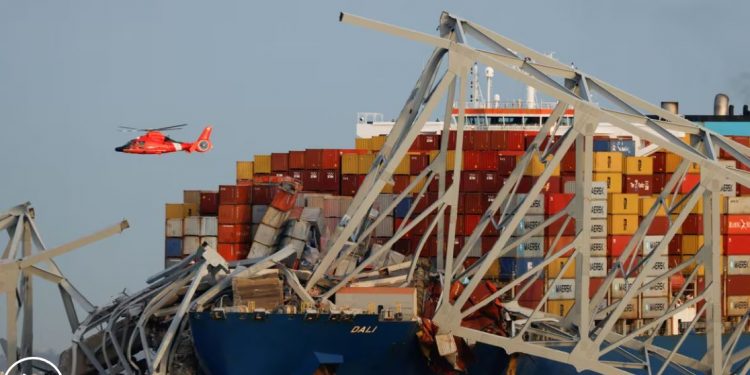 Un barco choca contra el mayor puente de Baltimore y lo derrumba mientras estaba abierto al tráfico