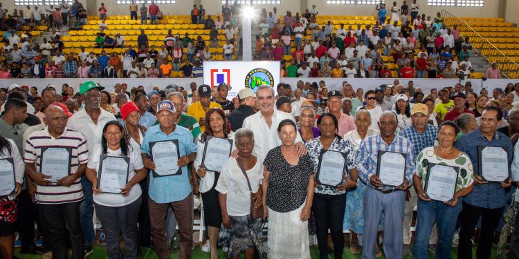 Presidente Abinader entrega 826 títulos de propiedad en Monte Plata