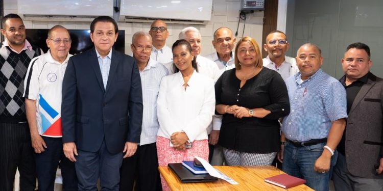 Daniel Rivera recibe apoyo de cientos de líderes cristianos de Santiago