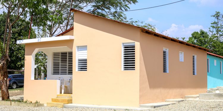 Cementos Cibao apoya programa Habitat para la Humanidad.