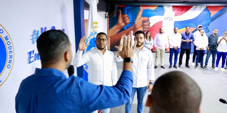 Carolina Mejía juramenta nuevas autoridades jóvenes del PRM en Santiago