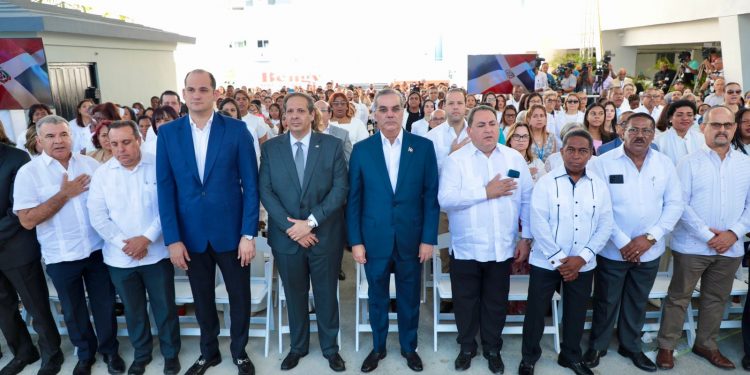 Con gran algarabía médicos, enfermeras y personal administrativo reciben del presidente Abinader remozado Hospital Materno Dra. Evangelina Rodríguez
