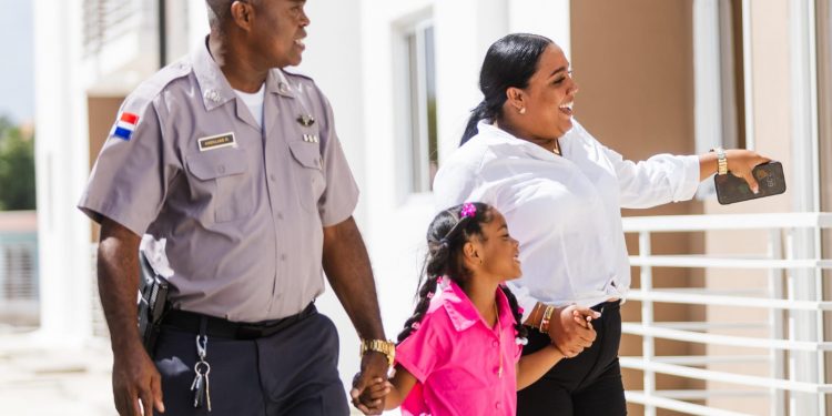 Ministro Interior dice gobierno construirá viviendas para policías a nivel nacional