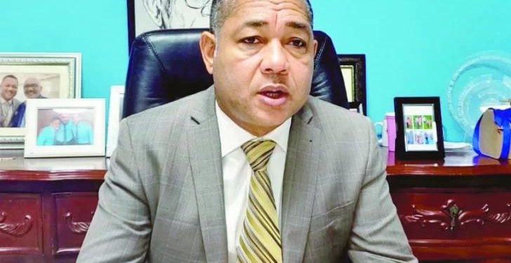 Uno más! Renuncia del PLD alcalde del municipio Boca Chica