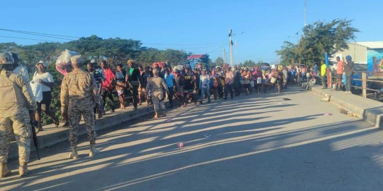 Refuerzan control de seguridad en la frontera ante entrada de comerciantes haitianos