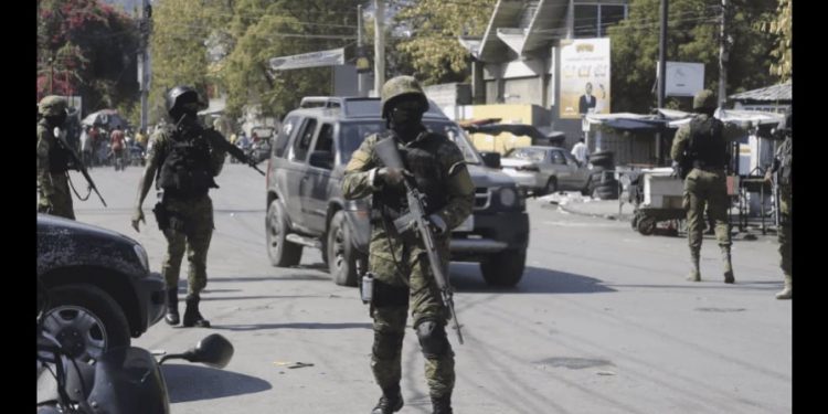 EE.UU. envía soldados para reforzar seguridad en su embajada en Haití