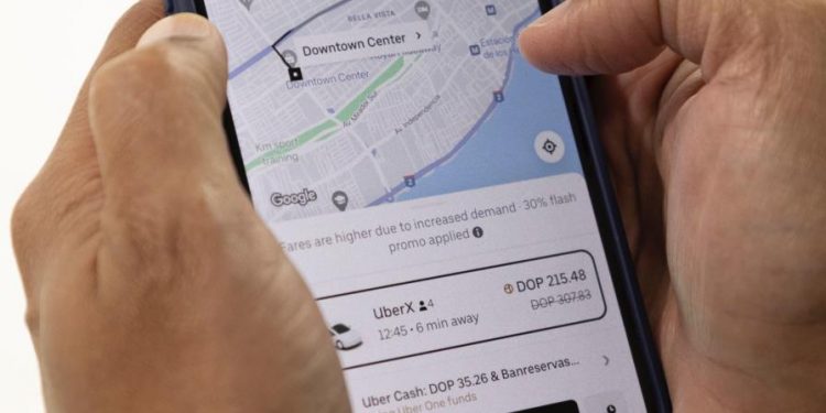 Huelga de conductores de Uber arrancó este lunes con acogida parcial y tarifas más altas