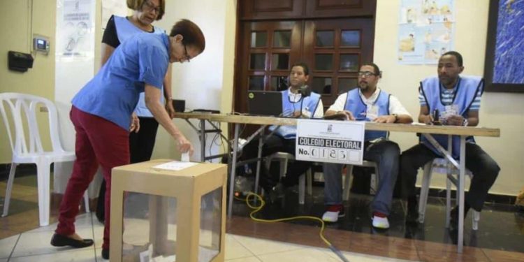 JCE prohíbe aglomeración y activismo político en colegios electorales en elecciones de mayo