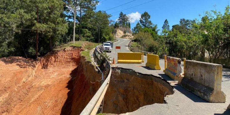 Obras Públicas interviene tramo colapsado en carretera que une Jarabacoa y Constanza