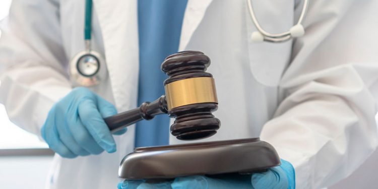 Condenan y embargan cuentas de clínica por dos casos de mala práctica
