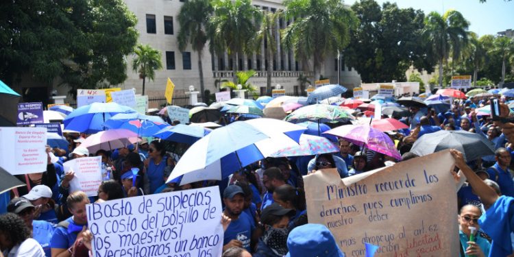 Maestros bloquean el tránsito en la avenida Máximo Gómez en protesta por aumento salarial